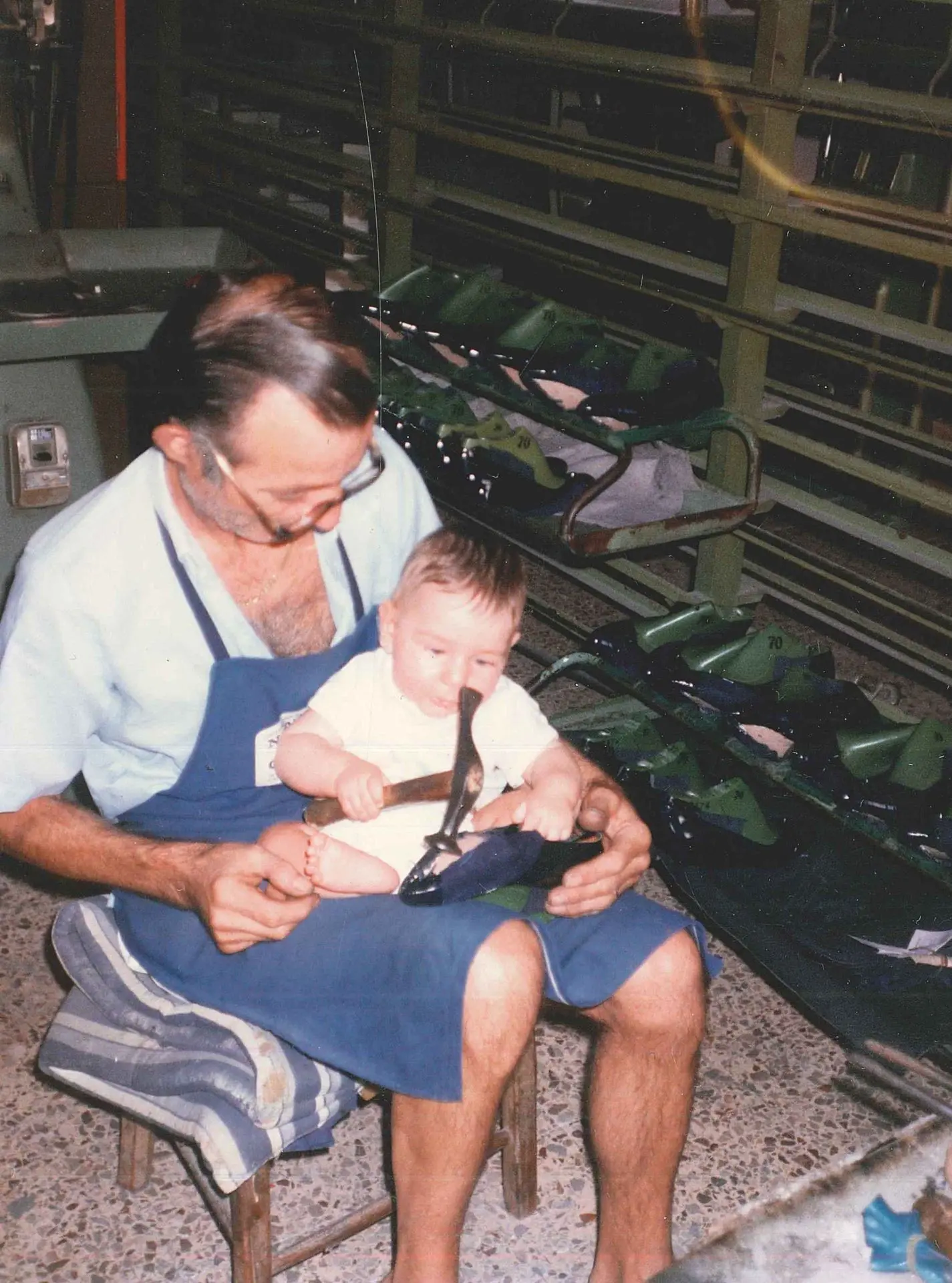 Photo d’archive dans un atelier de chaussures